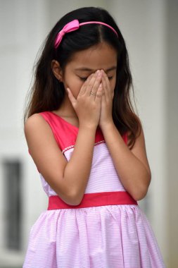 Filipina genç erkek ve elbise üzüntü