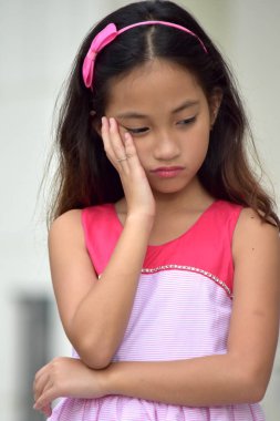 Genç kız ve üzüntü