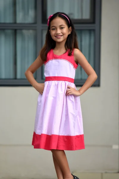 可爱的亚洲女孩穿礼服 — 图库照片