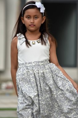 Ciddi bir güzel kız