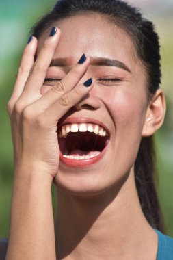 Yetişkin kadın ve kahkaha