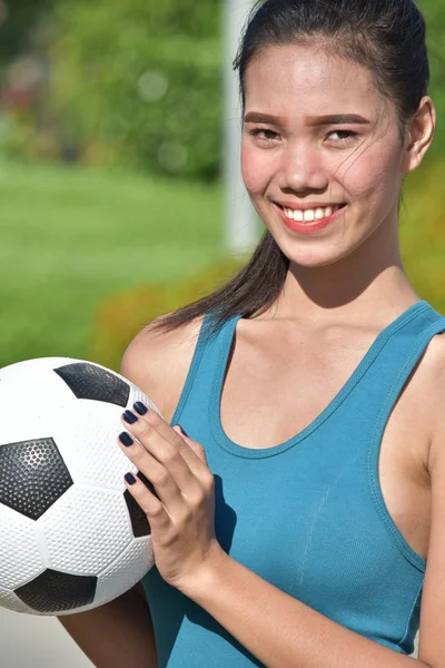 Sportovní Atletka Usmívající Fotbalovým Míčem — Stock fotografie