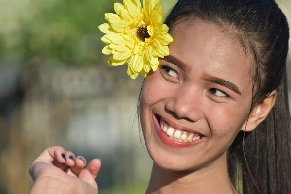 若々しいフィリピン女性笑顔 — ストック写真