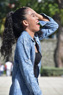 Güzel azınlık kadın gülüyor