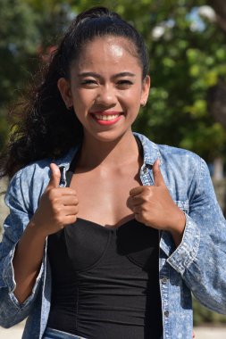 Başparmak yukarıya ile genç azınlık yetişkin kadın