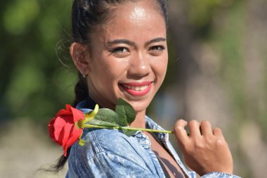 Gül çiçek ile mutlu Asyalı kadın