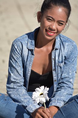 Çekici çeşitli kadın ve çiçek mutluluktan