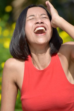 Çekici Asyalı kadın gülüyor