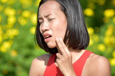 diş ağrısı olan bir kadın