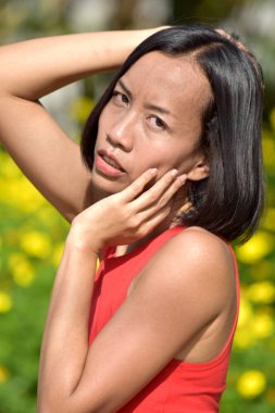 Ağrıyan bir genç kadın