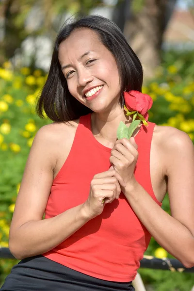 Χαμογελαστός Νεαρός Μειονότητα Θηλυκό Ένα Λουλούδι — Φωτογραφία Αρχείου
