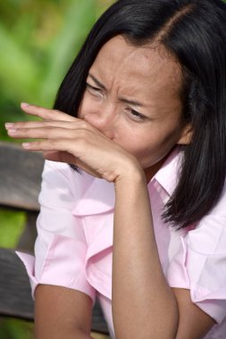 Ağlayan bir azınlık kadın