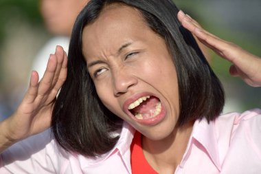 Endişeli genç Asya kişi