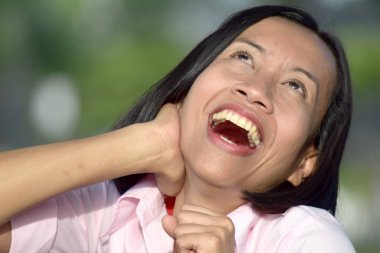 Asyalı bir kadın gülüyor