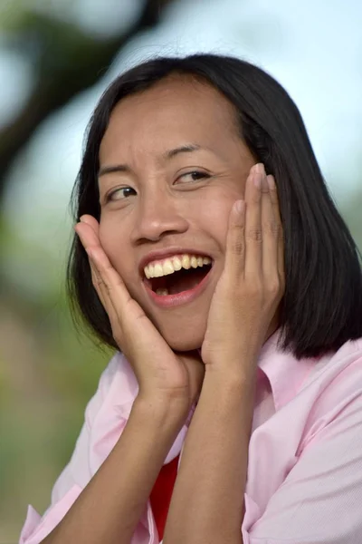 Surpreendido Pretty Filipina Adulto Feminino — Fotografia de Stock