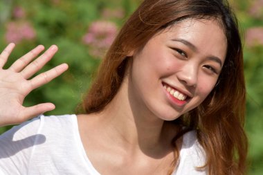 Oldukça Asya kadın ve mutluluk