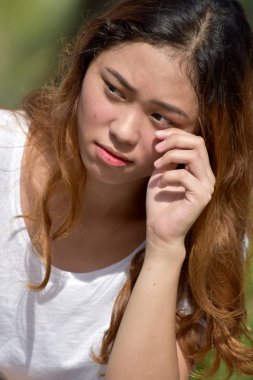 Ağlayan bir genç kadın