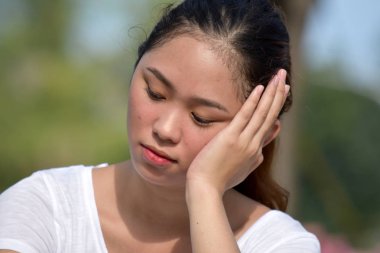 Üzgün Genç Asyalı kadın