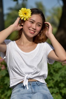 Farklı kadın ile bir çiçek gülümseyen