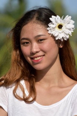 Gülümseyen bir genç kadın