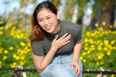 Genç Filipina kadın ve takdir