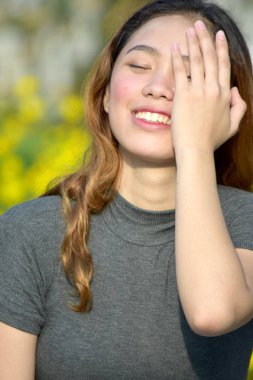 Genç erkek ve kahkaha