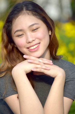 Gözleri kapalı olan dişi