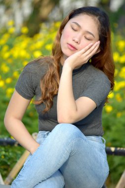 Yorgun genç çeşitli kadın