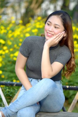 Genç Asyalı kadın bir karar