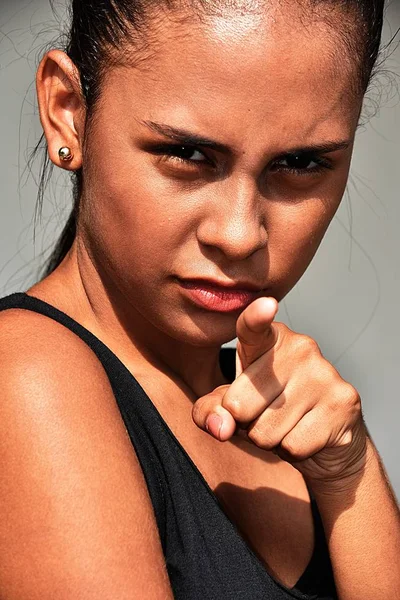 Uma Menina Latina Apontando — Fotografia de Stock