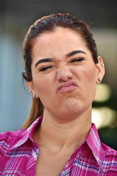Stupida Latina Donna Che Indossa Una Camicia Rosa — Foto Stock