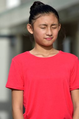 Gözleri kapalı gençlerle