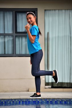 Şirin Asyalı kadın genç kınamak tarafından ayakta poz