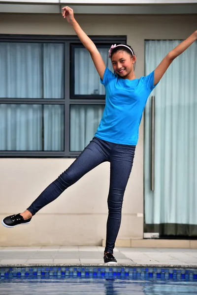 Eğlenceli genç azınlık kişi ayakta