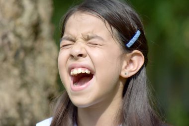 Dizüstü bilgisayarlar ile genç azınlık okulu kız vurguladı