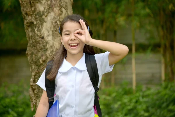 Minoría Niña Estudiante Búsqueda Usando Uniforme Escolar Con Cuadernos —  Fotos de Stock