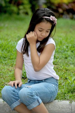 Yalnız bir güzel kız