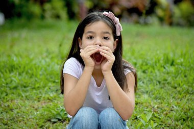 Genç azınlık kadın bağırıyor