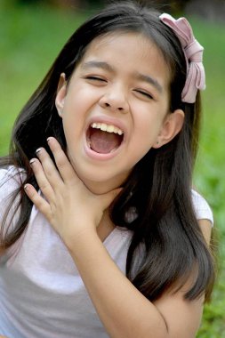 Boğaz ağrısı ile Asyalı kadın