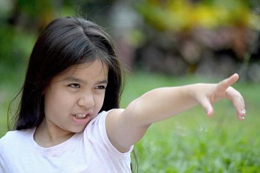 Bir genç ara işaret