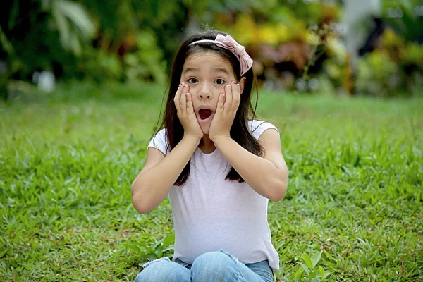 Surpreendido Muito Asiático Menina Preteen — Fotografia de Stock