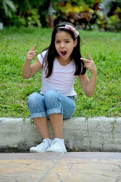 Een Leuk Filipina Preteen — Stockfoto