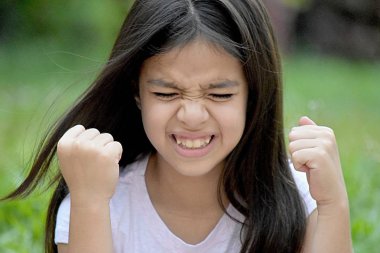 Üzgün Petite farklı kişi