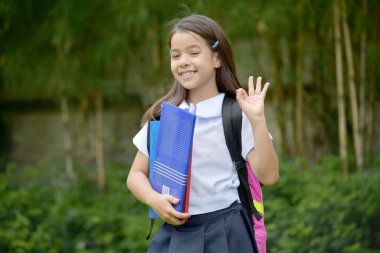 Okul üniforması giyen iyi öğrenci çocuk