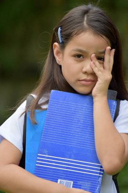 Ürkek genç Asya kişi kitaplar