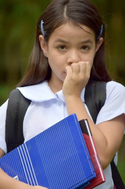 Azınlık kız öğrenci ve okul üniforması giyen korku