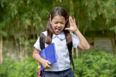 Çılgın liseli kız okul üniforması giyiyor