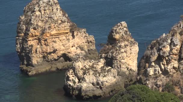 Formations rocheuses dans l'eau — Video