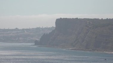 Okyanus kayalıklarında puslu bir gün