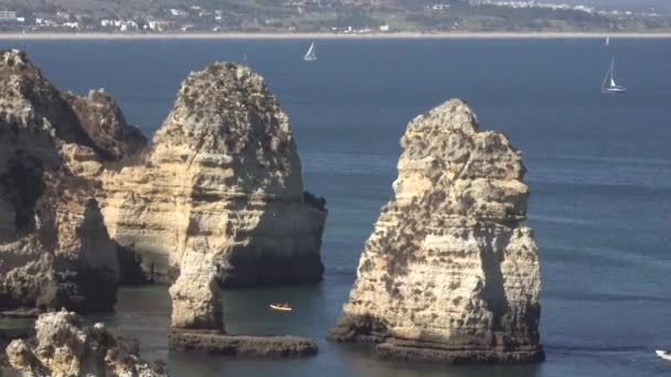 Formazioni rocciose nella baia dell'oceano — Video Stock